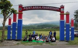 Foto bersama Tim UM dengan aparat desa di rest area desa Pagersari-dokpri