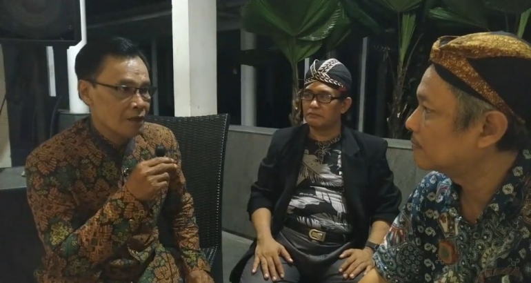 Bp. Warsono SR (kiri) sesepuh Papanmas, Ki Salam Bandreng Asmara (tengah), dan penulis pada saat wawancara | Dokpri