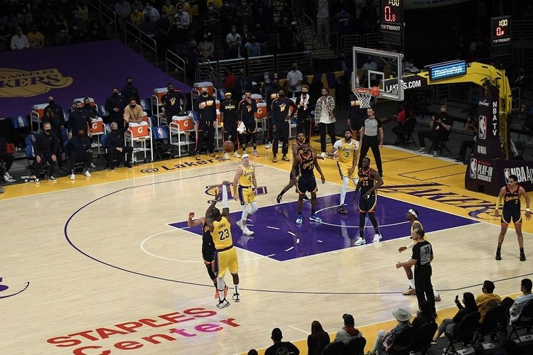 Pemain Los Angeles Lakers, LeBron James (23), mencetak tiga poin dalam laga play-in NBA melawan Golden State Warriors di Staples Center pada 19 Mei 2021 di Los Angeles, California.(AFP/KEVORK DJANSEZIAN via KOMPAS.com)