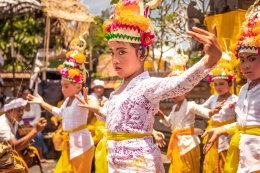 Ilustrasi anak kecil menari dan memakai baju tradisional | Pexels/Artem Beliaikin