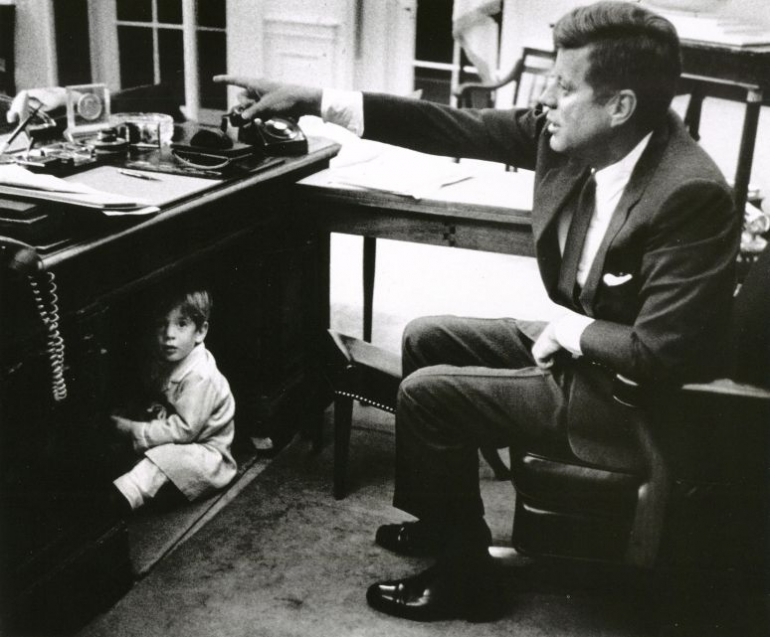 J. F. Kennedy Bapak dan Anak (foto: A. S. Tretick)
