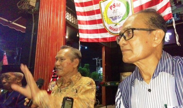 Keng Wie (tengah), Kamalurdin almarhum (kiri) dan penulis (kanan). dalam suatu diskusi tentang Ramang dan PSM di salah satu Warung Kopi di Jl. A.Pange / dokpri