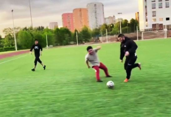 Khabib Nurmagomedov berlatih sepakbola. (sumber foto Instagram / @khabib_nurmagomedov)