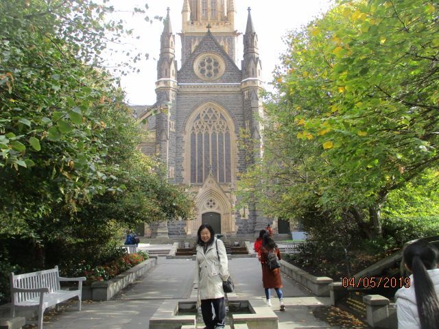 Berfoto dengan latar belakang gereja st Patrick(dok pribadi)