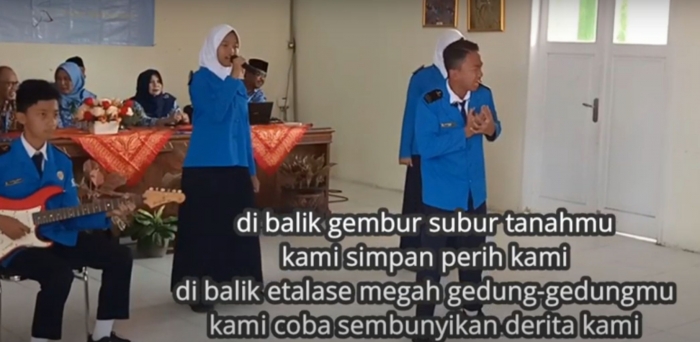 Dengan penuh pneghayatan siswa ini membawakan puisi "Tanah Air Mata"-dokumen Pribadi
