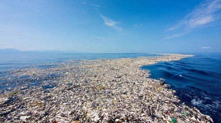 Lautan Sampah yang sudah semakin banyak mengapung di lautan. | Foto: AFP/aawsat.com