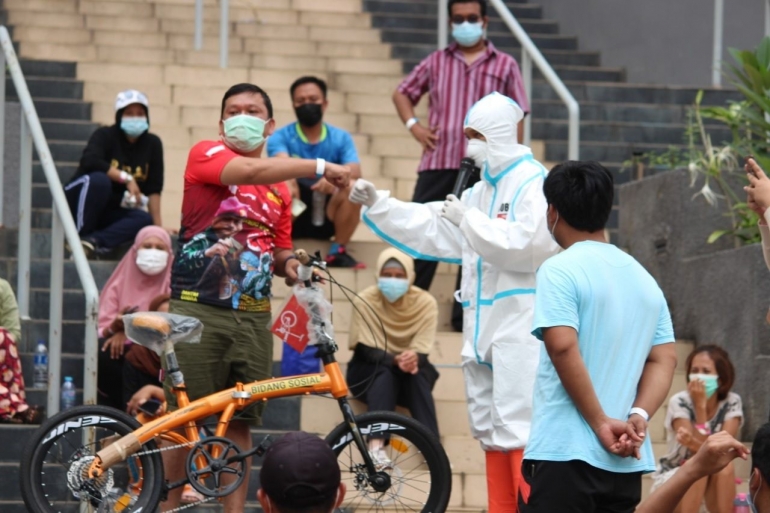 Hadiah kuis yang dibagikan Letnan Kolonel Laut M. Arifin kepada pasien, sangat beragam. Bisa berupa uang cash, berupa barang, bahkan hadiahnya bisa berwujud sepeda lipat. Diharapkan, semua aktivitas tersebut meningkatkan imun tubuh hingga pasien lebih cepat pulih dari paparan Covid-19. Foto: dok. rsdc