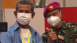 Isson Khairul (kiri) bersama Letnan Kolonel Laut M. Arifin, Kepala Humas RSDC Wisma Atlet Kemayoran, Jakarta Pusat. Bersama saling menjaga serta berbagi spirit demi memutus rantai penyebaran Covid-19. Foto: didik wiratno