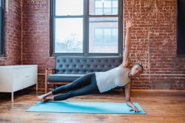 Contoh gerakan Side Plank | Pexels/Klaus Nielsen