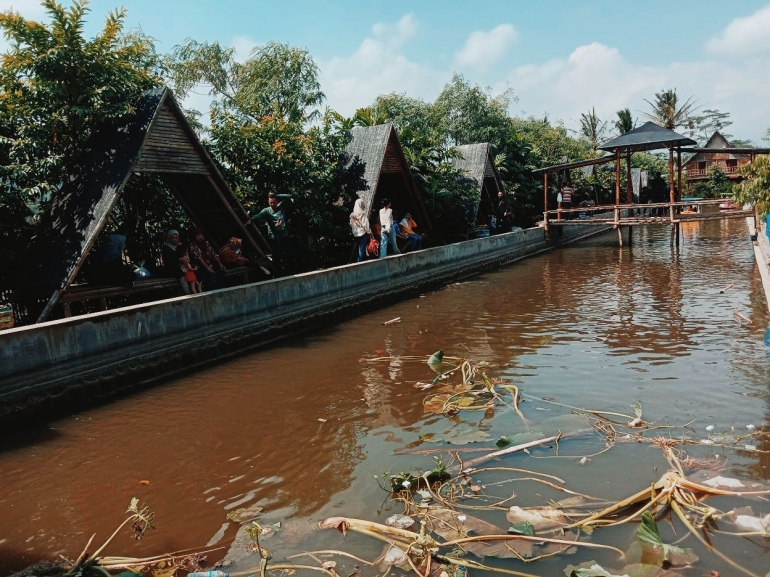 Embung berisi ikan koki yang cukup banyak. - Dokumen pribadi