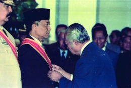Sarwo Edhie Wibowo menerima Bintang  Mahaputra Adhipradana yang disematkan Presiden Seharto, 1986  / dokpri