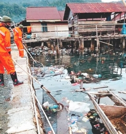Pembersihan sampah di perairan laut beberapa waktu lalu. Doc Saiful/Info Morut