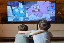 Dua orang anak-anak sedang menonton kartun. (Sumber: Pexel/Foto oleh Victoria Borodinova)