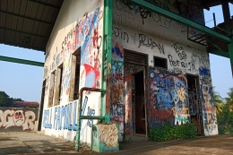 Vandalisme di Stasiun Pondok Rajeg (foto: widikurniawan)