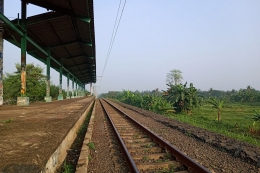 Penampakan peron stasiun dengan jalur rel mengarah ke Citayam (foto: widikurniawan)