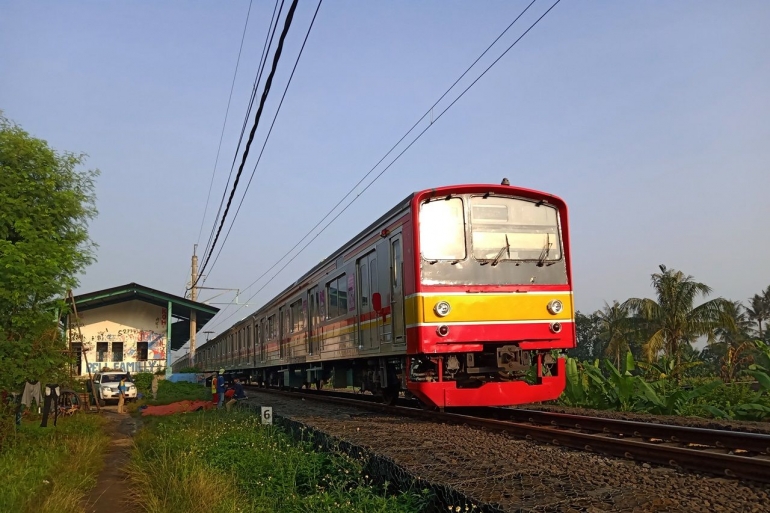 KRL Commuterline jalur Nambo hanya melintas di Stasiun Pondok Rajeg (foto: widikurniawan)
