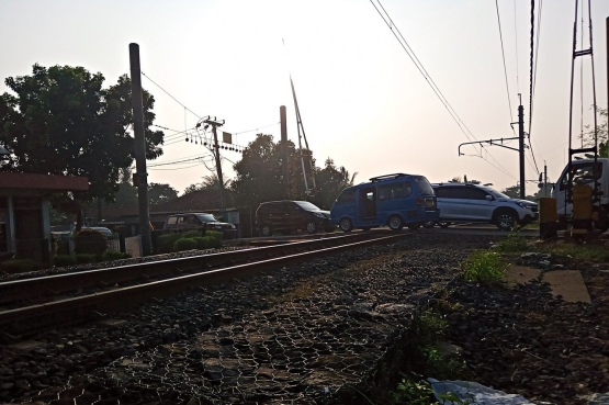 Perlintasan kereta di Pondok Rajeg (foto: widikurniawan)