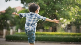 Ilustrasi anak bermain hujan dalam pantauan. Sumber: Shutterstock via klikdokter.com