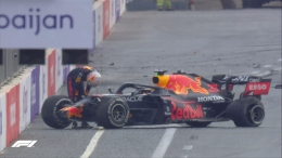 Kecelakaan Verstappen di GP Azerbaijan 2021. (Foto: Twitter/F1)
