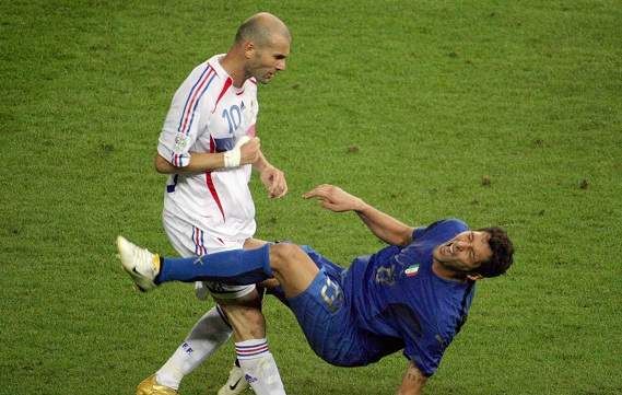 Headbutt Zidane ke Dada Materrazi | Bola.com 