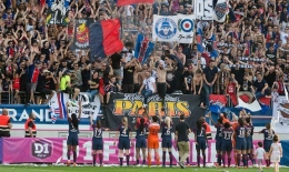 Collectif Ultras Paris saat mendukung tim putri PSG. (Foto: Twitter/Co_Ultras_Paris) 
