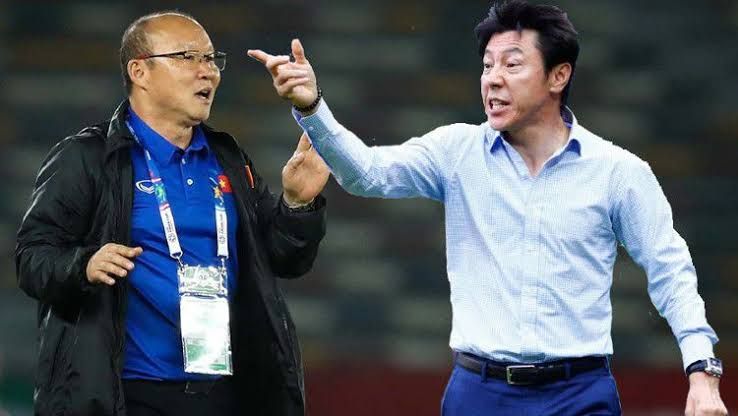 Park Hang-seo dan Shin Tae-yong, keduanya berasal dari Korea Selatan. Saat ini bersaing dalam kepelatina sepakbola. Sumber gambar ; indosport.com.