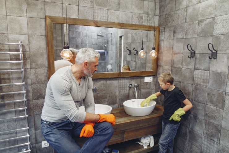 Ilustrasi melatih anak membersihkan kamar mandi (Foto Gustavo Fring dari Pexels)