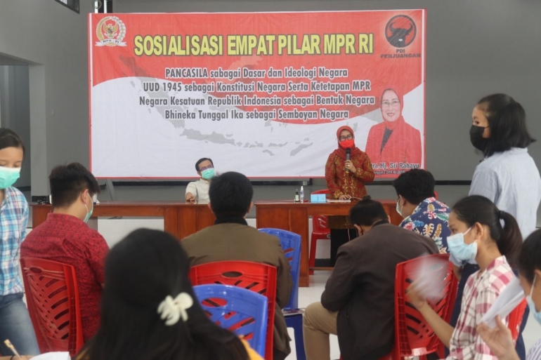 Cara umpan balik dalam memahami Pancasila diterapkan Sri Rahayu, Anggota MPR RI Fraksi PDI Perjuangan, dalam sosialisasi Empat Pilar di Kediri, Jawa Timur kemarin siang (2/6). Dokpri