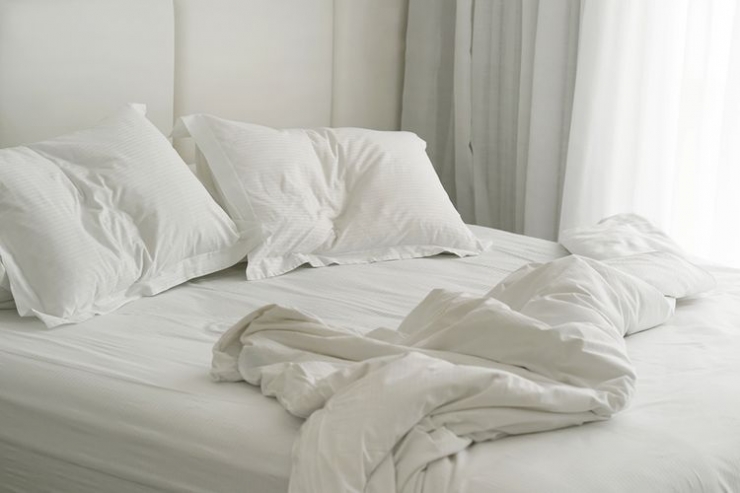 Ilustrasi mengapa membersihkan tempat tidur membuat hari kita menjadi lebih baik | Foto diambil dari Shutterstock via Kompas
