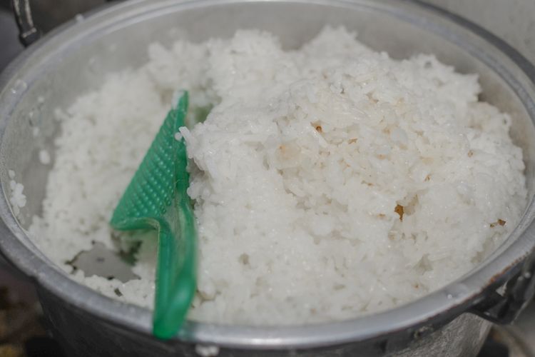 Ilustrasi memasak nasi dengan panci kukus (Sumber : Shutterstock/Herukru via Kompas.com)