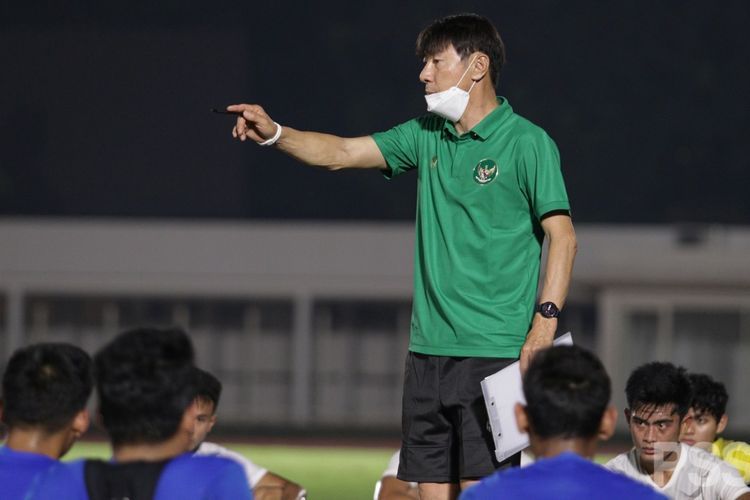 Shin Tae Yong Saat Melatih Pemain Nasional Usia Muda. Sumber Kompas.com 