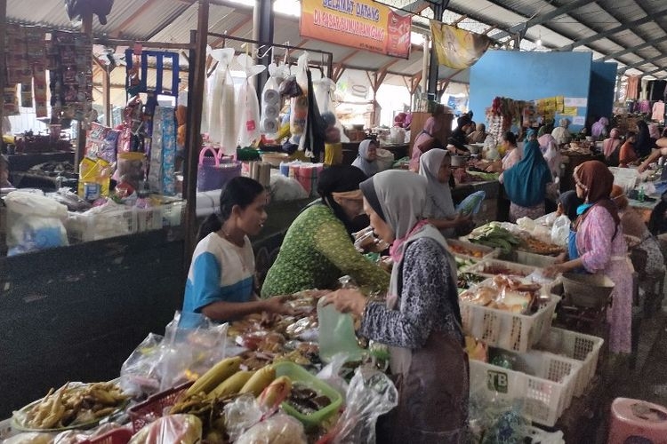 Aktivitas jual beli di Pasar Sumurpanggang Kota Tegal, Jawa Tengah mengabaikan jarak fisik di tengah penerapan new normal, Senin (15/6/2020)(KOMPAS.com/Tresno Setiadi)