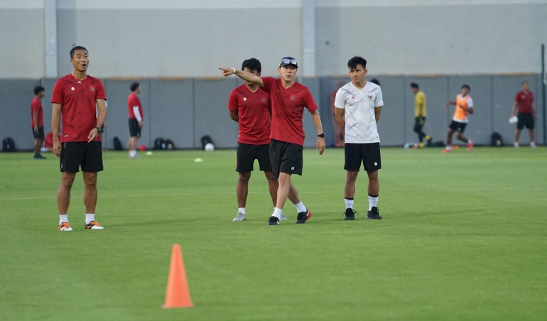 Pelatih Timnas Indonesia Shin Tae-yong memberikan arahan dalam latihan. Sumber foto: PSSI.org