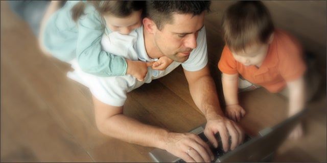 Pentingnya proporsionalitas dalam menyeimbangkan pekerjaan dan keluarga (Sumber: tech.co)