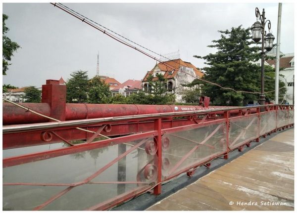 Gedung SInga dilihat dari Jembatan Merah (foto: dok. pribadi)