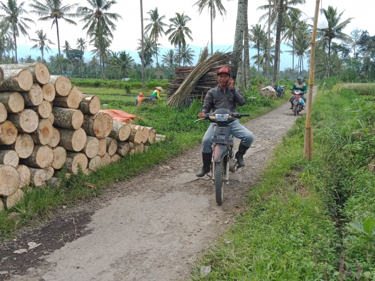 Petani masa kini sudah memakai hape. Dokpri