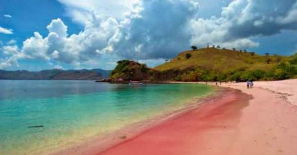 Gambar: Pantai 3 Warna https://www.travelloratour.com/pantai-tiga-warna/