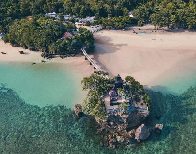 Gambar: Pantai Balekambang https://travelspromo.com/htm-wisata/pantai-balekambang-malang/