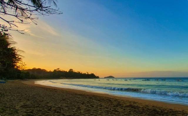 Gambar: Pantai Tamban, https://travelspromo.com/htm-wisata/pantai-tamban-malang/