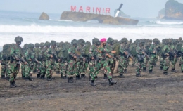 Gambar: Prajurit TNI AL melakukan Latihan di Pantai Baruna Marinirhttps://samudranesia.id/korps-baret-ungu-mantapkan-kemampuan-di-pantai-baruna-kondan