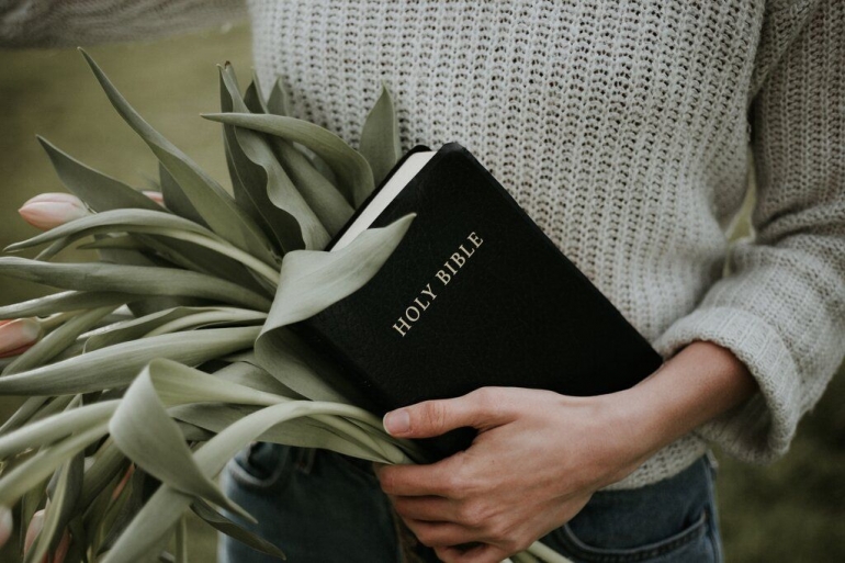 Cara memahami apa itu Alkitab | Photo by Priscilla Du Preez on Unsplash