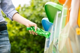Ilustrasi warga memilah sampah berdasarkan jenis (Dok. Shutterstock via properti.kompas.com) 