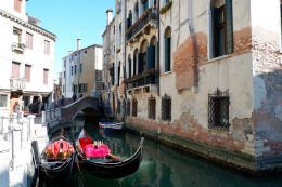 Suasana Venesia dengan gondola yang terparkir (Dokumentasi pribadi)