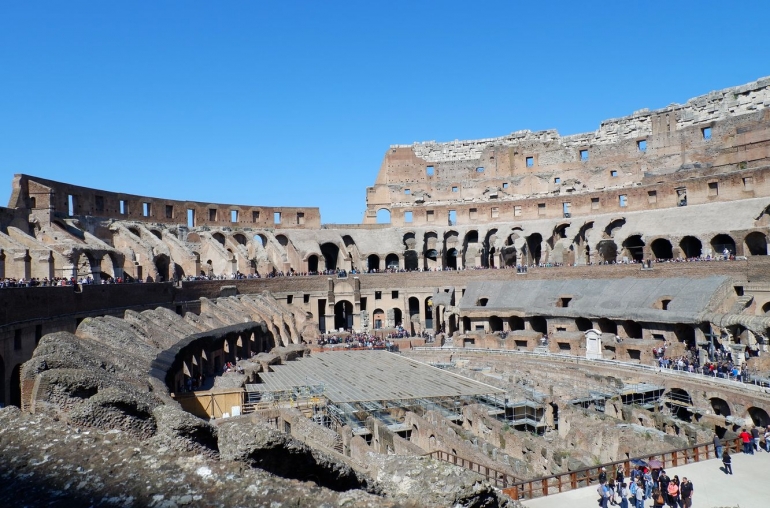 Suasana di dalam Colosseum (Dokumentasi pribadi)