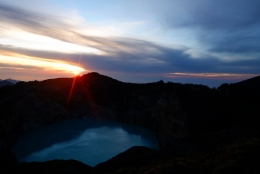 Pemandangan matahari terbit di Danau Kelimutu (Dokpri)