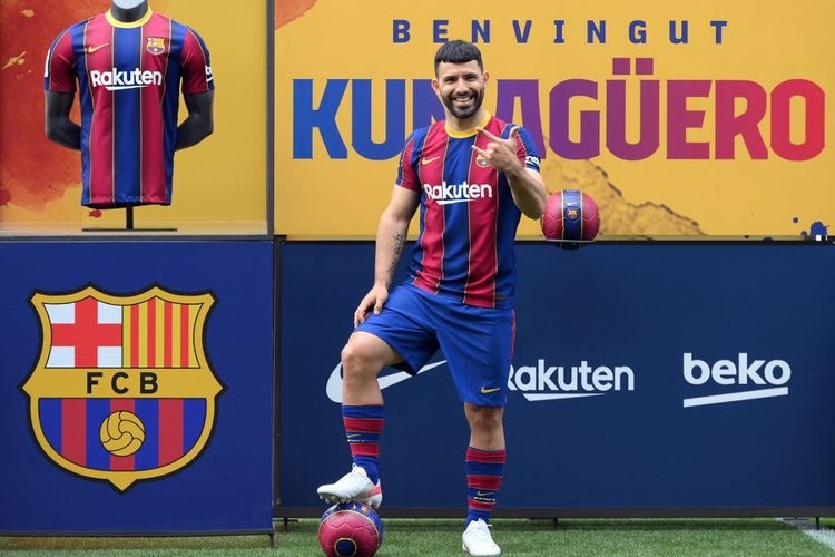 Penyerang baru Barcelona Sergio Aguero saat diperkenalkan di Stadion Camp Nou pada 31 Mei 2021.| Sumber: AFP/LLUIS GENE via Kompas.com