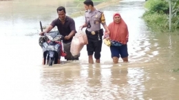 Foto: Polres Indramayu bantu banjir/ Tribun Jabar 