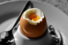 Ilustrasi telur ayam rebus. Sumber: Karl Allen Lugmayer on Pixabay.com
