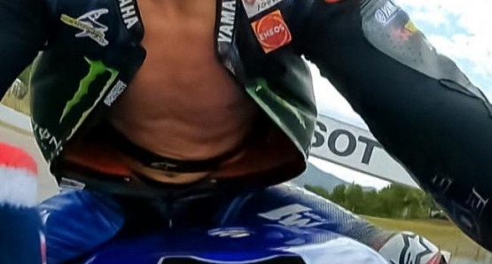 Fabio Quartararo dengan baju balap yang terbuka, sumber : https://www.rungansport.com