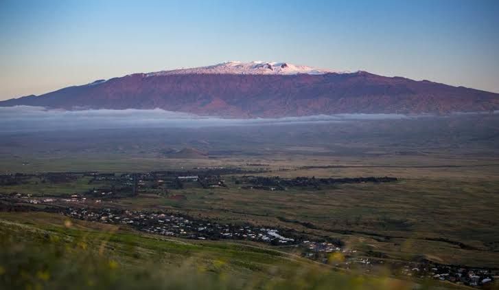 Tampak Puncak Mauna Kea yang diselimuti salju (www.forbes.com)